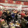 Warga Wuhan memadati pusat belanja untuk memenuhi kebutuhan pasca mewabahnya virus corona. (Foto: Getty Images)