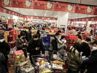 Warga Wuhan memadati pusat belanja untuk memenuhi kebutuhan pasca mewabahnya virus corona. (Foto: Getty Images)