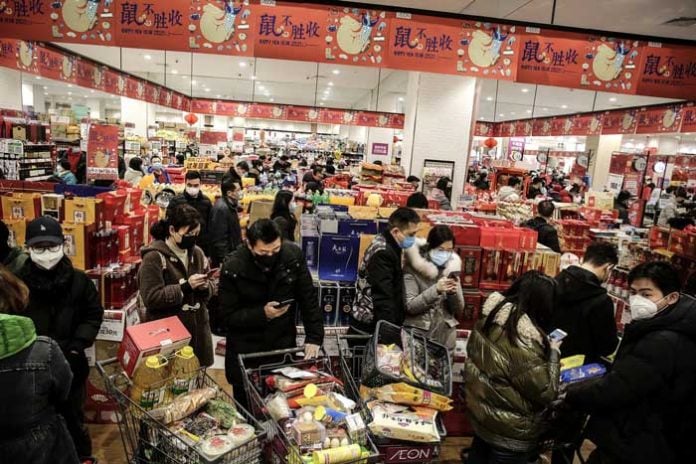 Warga Wuhan memadati pusat belanja untuk memenuhi kebutuhan pasca mewabahnya virus corona. (Foto: Getty Images)