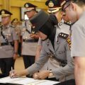 AKBP Juliani menandatangani berkas sertijab sebagai Kapolres Padangsidimpuan.