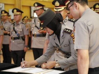 AKBP Juliani menandatangani berkas sertijab sebagai Kapolres Padangsidimpuan.
