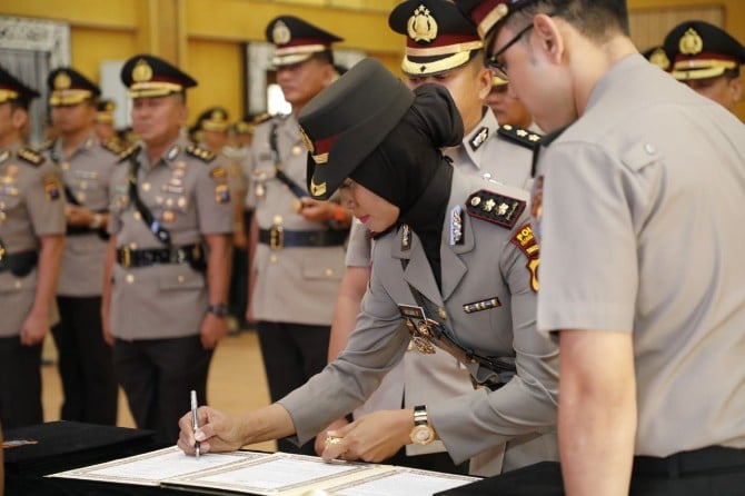AKBP Juliani menandatangani berkas sertijab sebagai Kapolres Padangsidimpuan.