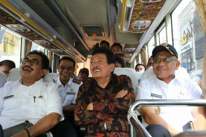 Plt Walikota Medan, Akhyar Nasution (paling kanan) saat mencoba lintasan Buy The Service (BTS) , Rabu (5/2/2020).