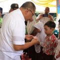 Plt Walikota Medan, Akhyar Nasution saat penyerahan Kartu Identitas Anak di Kecamatan Medan Labuhan, Rabu (12/2/2020).