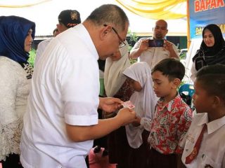 Plt Walikota Medan, Akhyar Nasution saat penyerahan Kartu Identitas Anak di Kecamatan Medan Labuhan, Rabu (12/2/2020).
