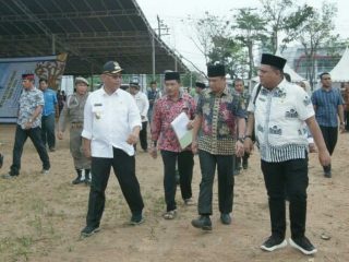 Plt Walikota Medan, Akhyar Nasution ketika meninjau lokasi pelaksanaan MTQ Ke-53 Kota Medan di Jalan Ngumban Surbakti, Kelurahan Sempakata, Kecamatan Medan Selayang, Jumat (7/2/2020).