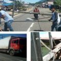 Pihak PLN tengah berusaha mengevaluasi tiang PLN dari tengah badan jalan Lintas Sumatera tepatnya di Desa Aek Badak, Kecamatan Sayur Matinggi, Kabupaten Tapanuli Selatan, MInggu (23/2/2020) yang tumbang dihantam Angin Puting Beliung (atas), setelah itu arus lalu lintas normal kembali (kiri bawah). (ANTARANEWS)