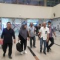 Diza (menenteng tas) saat tiba di Bandara Kualanamu, Sabtu (15/3/2020) malam. (ist)