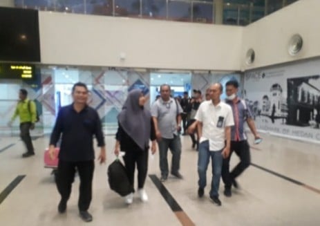 Diza (menenteng tas) saat tiba di Bandara Kualanamu, Sabtu (15/3/2020) malam. (ist)