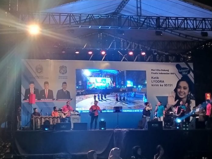 Suasana panggung nonton bareng Indonesian Idol mendukung Lyodra Ginting di Lap Merdeka, malam ini.
