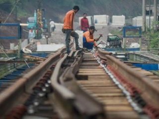 Ilustrasi pengerjaan jalur kereta api.