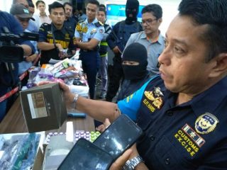 Sutrisno, EO, 21, ditangkap petugas Bea Cukai dan Polda Sumut setelah terbukti mengimpor ganja seberat 23,1 gram dari Inggris.
