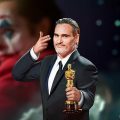 Joaquin Phoenix berposes usai meraih Piala Oscar 2020 sebagai Aktor Pria Terbaik.(asianews)