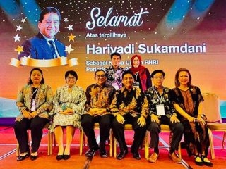 Ketua PHRI Sumut Denny S Wardhana (tiga kiri), Sekretaris Dewi Juita Purba dan para pengurus lainnya foto bersama dengan Ketua BPP PHRI terpilih Hariyadi Sukamdani sekaligus menyatakan kesiapan Sumut menjadi tuan rumah Rakernas PHRI tahun 2021.
