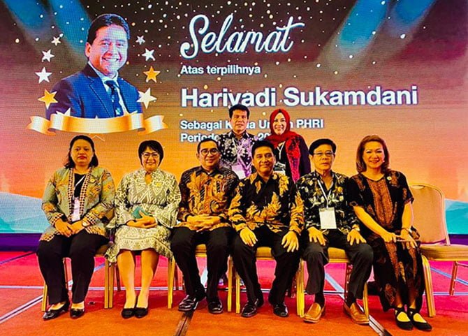 Ketua PHRI Sumut Denny S Wardhana (tiga kiri), Sekretaris Dewi Juita Purba dan para pengurus lainnya foto bersama dengan Ketua BPP PHRI terpilih Hariyadi Sukamdani sekaligus menyatakan kesiapan Sumut menjadi tuan rumah Rakernas PHRI tahun 2021.