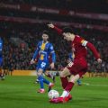 Striker sekaligus kapten tim muda Liverpool, Curtis Jones melepaskan assist rabona saat berjumpa Shrewsbury Town di Piala FA. Liverpool menang 1-0. (thisisanfield)