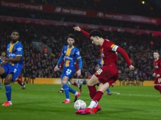 Striker sekaligus kapten tim muda Liverpool, Curtis Jones melepaskan assist rabona saat berjumpa Shrewsbury Town di Piala FA. Liverpool menang 1-0. (thisisanfield)