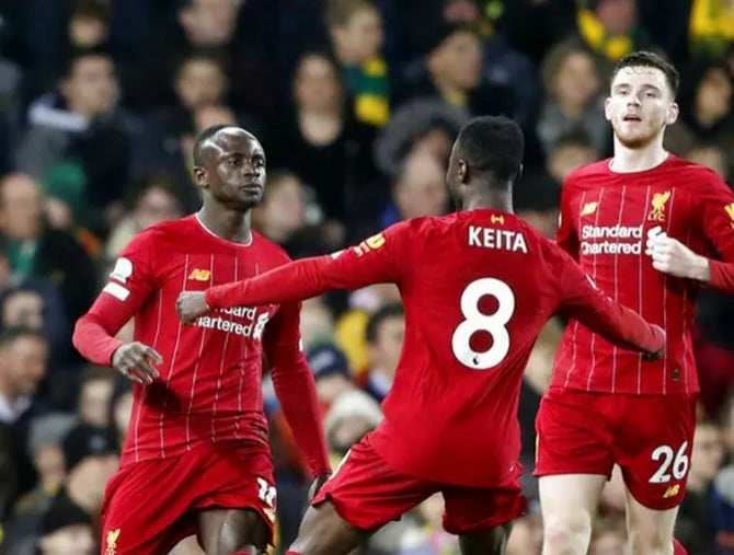 Para pemain Liverpool merayakan gol yang dicetak oleh Sadio Mane ke gawang Norwich City pada laga Premier League (Liga Inggris) di Stadion Carrow Road Minggu (16/2/2020). Liverpool menang 1-0 atas Norwich City. (AP/Frank Augstein)