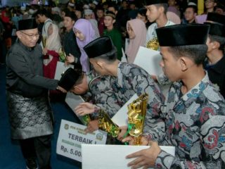 Plt Walikota Medan, Akhyar Nasution saat menyerahkan piala kepada pemegang MTQ Ke-53 Kota Medan.