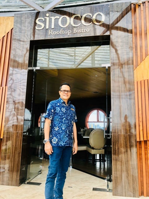 Harry Pandaga, general manager Hermes Palace Hotel foto di depan Sirocco Rooftop dan Bistro, sebagai alternatif nongkrong sambil menikmati Medan dengan view 360 derjat.