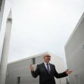 Mufti dari Komunitas Islam Slovenia Nedzad Grabus berpidato di depan media pada 3 Februari 2020, di masjid pertama Slovenia, yang dirancang oleh firma arsitektur Bevk Perovic Arhitekti, di Ljubljana. (AFP/arabnews)