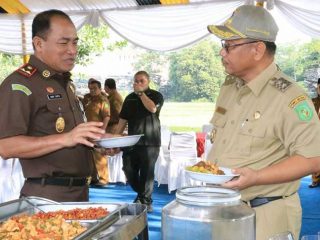Kajatisu, Amir Yanto (kiri) dan Plt Walikota Medan, Akhyar Nasution saat Ngopi Bareng dengan pejabat jajaran Pemko Medan di Taman Cadika Medan, Selasa (25/2/2020).