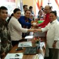 Pasangan bakal calon walikota dan wakil walikota Pematangsiantar,Pilkada 2020 dari jalur independen Ojak Naibaho- M Efendi Siregar menyerahkan berkas dukungan diterima Ketua KPUD Pematangsiantar, Daniel MD Sibarani didampingi seluruh komisioner,Minggu (23/2/2020)