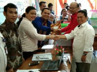Pasangan bakal calon walikota dan wakil walikota Pematangsiantar,Pilkada 2020 dari jalur independen Ojak Naibaho- M Efendi Siregar menyerahkan berkas dukungan diterima Ketua KPUD Pematangsiantar, Daniel MD Sibarani didampingi seluruh komisioner,Minggu (23/2/2020)