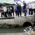 Pelaksana tugas (Plt) Walikota Medan, Ir H Akhyar Nasution MSi melakukan peninjauan parit yang sering dikeluhkan warga di Kelurahan Pulo Brayan Bengkel yang berbatasan dengan Kelurahan Medan Timur, Jumat (14/2/2020).