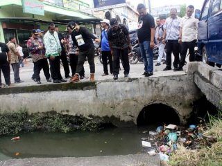 Pelaksana tugas (Plt) Walikota Medan, Ir H Akhyar Nasution MSi melakukan peninjauan parit yang sering dikeluhkan warga di Kelurahan Pulo Brayan Bengkel yang berbatasan dengan Kelurahan Medan Timur, Jumat (14/2/2020).