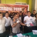 Kapolrestabes Medan Kombes JE Isir menunjukkan barang bukti dalam konpers pengungkapan kasus pembunuhan di RS Bhayangkara Medan