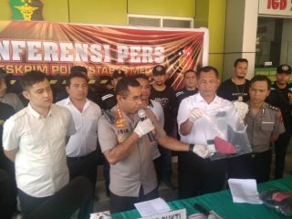 Kapolrestabes Medan Kombes JE Isir menunjukkan barang bukti dalam konpers pengungkapan kasus pembunuhan di RS Bhayangkara Medan