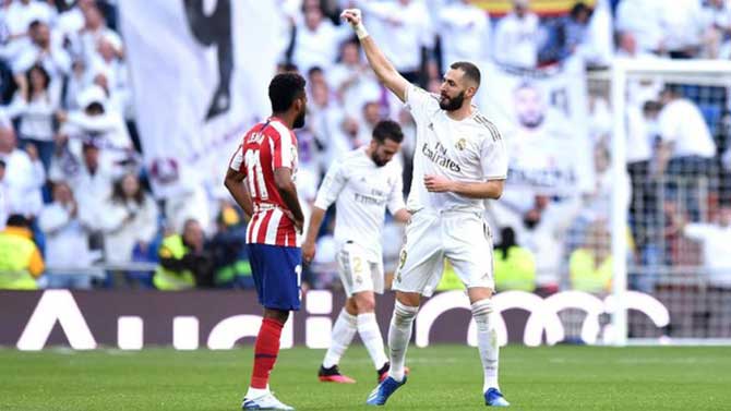 Penyerang Real Madrid, Karim Benzema mencetak gol tunggal kemenangan Real Madrid atas Atletico Madrid pada laga pekan ke-22 La Liga Spanyol di Santiago Bernabeu, Sabtu (1/2/2020).