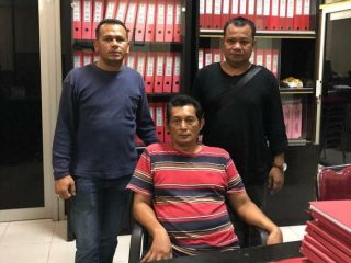 Party Pesta Simbolon (duduk) dikawal petugas Kejaksaan usai ditangkap, Rabu pagi