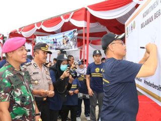Plt Walikota Medan, Akhyar Nasution mengungkapkan, peringatan Hari Peduli Sampah ini menjadi momentum untuk membangkitkan kesadaran dan semangat membebaskan Medan dari sampah.