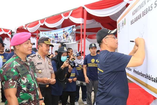 Plt Walikota Medan, Akhyar Nasution mengungkapkan, peringatan Hari Peduli Sampah ini menjadi momentum untuk membangkitkan kesadaran dan semangat membebaskan Medan dari sampah.