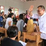 Plt Walikota Medan, Akhyar Nasution saat menyerahkan Program Indonesia Pintar (PIP) 2020 kepada siswa SMA/SMK Pencawan, Medan Tuntungan, Jumat (28/2/2020).