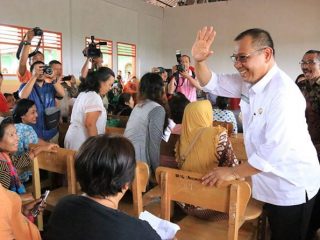 Plt Walikota Medan, Akhyar Nasution saat menyerahkan Program Indonesia Pintar (PIP) 2020 kepada siswa SMA/SMK Pencawan, Medan Tuntungan, Jumat (28/2/2020).