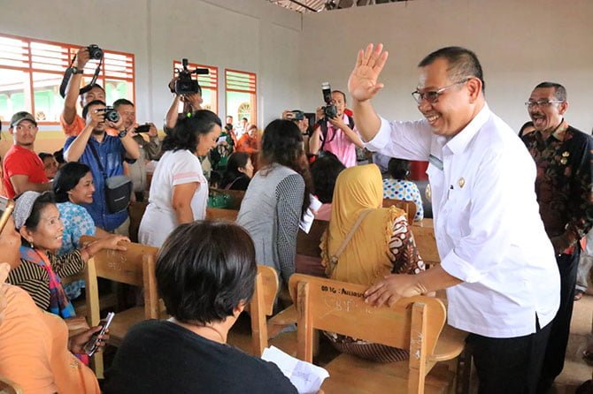 Plt Walikota Medan, Akhyar Nasution saat menyerahkan Program Indonesia Pintar (PIP) 2020 kepada siswa SMA/SMK Pencawan, Medan Tuntungan, Jumat (28/2/2020).