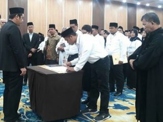 Ketua KPU Medan, Agussyah R Damanik melantik 105 Panitia Pemilihan Kecamatan (PPK) untuk Pilkada Kota Medan 2020 di Grand Inna, Sabtu (29/2/2020).