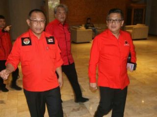 Sekjen PDI Perjuangan, Hasto Kristiyanto (kanan) bersama Akhyar Nasution