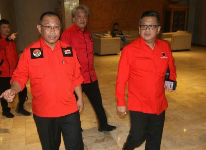 Sekjen PDI Perjuangan, Hasto Kristiyanto (kanan) bersama Akhyar Nasution