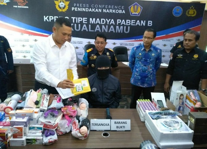 Kantor Bea dan Cukai Kuala Namu menyita bawaan penumpang yang berisi alat bantu seks atau sex toys.