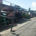 Tiang PLN tumbang akibat angin puting beliung di Desa Aek Badak Jae, Kecamatan Sayur Matinggi,Kabupaten Tapanuli Selatan, Minggu (23/2) sekira pukul 10.20 WIB sehingga memacetkan kendaraan dua arah di Jalan Lintas Sumatera. (ANTARANEWS)