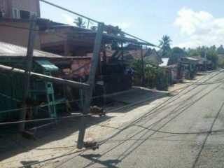 Tiang PLN tumbang akibat angin puting beliung di Desa Aek Badak Jae, Kecamatan Sayur Matinggi,Kabupaten Tapanuli Selatan, Minggu (23/2) sekira pukul 10.20 WIB sehingga memacetkan kendaraan dua arah di Jalan Lintas Sumatera. (ANTARANEWS)