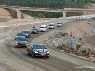 Presiden Joko Widodo (Jokowi) menargetkan ruas jalan tol Sigli - Banda Aceh seksi 4 bisa beroperasi pada lebaran tahun ini.
