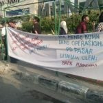 Puluhan karyawan PD Pasar Kota Medan kembali mendatangi Bank Mandiri Jalan Pulau Penang, Selasa sore (25/2/2020).