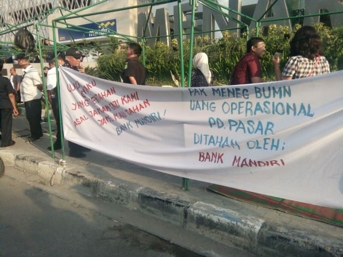 Puluhan karyawan PD Pasar Kota Medan kembali mendatangi Bank Mandiri Jalan Pulau Penang, Selasa sore (25/2/2020).