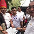 Wakil Ketua DPRD Sumut, Harun Mustafa Nasution, saat menerima pimpinan massa gerakan babi.