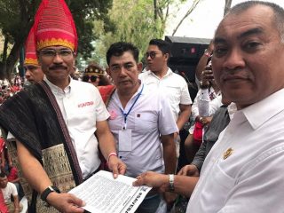 Wakil Ketua DPRD Sumut, Harun Mustafa Nasution, saat menerima pimpinan massa gerakan babi.